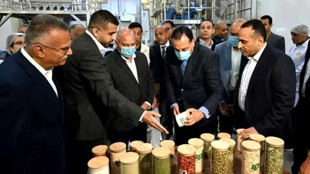 مدبولي يتفقد مصنع لتجفيف البصل بالمنيا