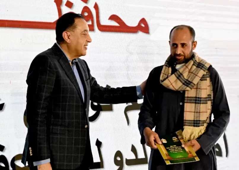رئيس الوزراء يسلم عددا من العقود للمستفيدين من وحدات العمارات السكنية الجديدة بديل الإيواء بالمنيا