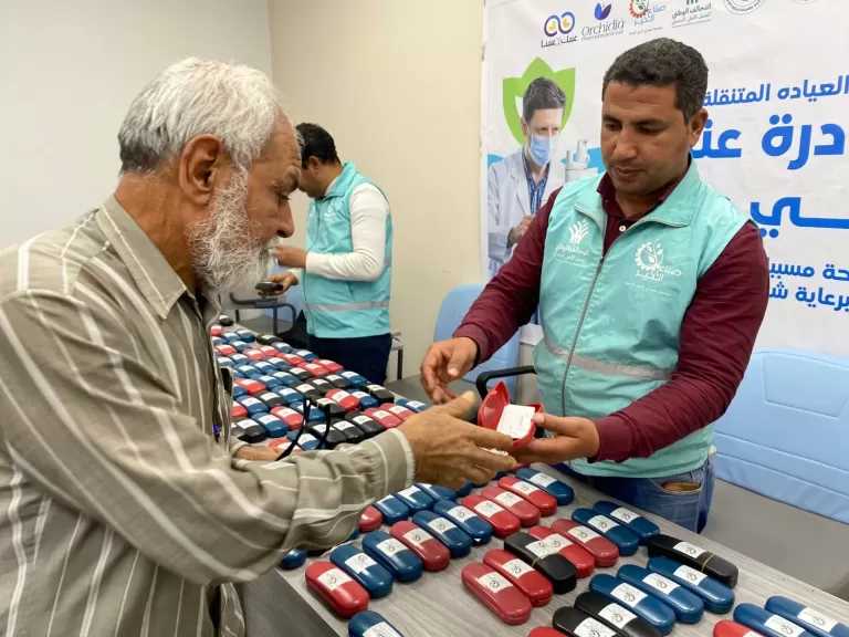 «صناع الخير» تجري عمليات جراحية وتوزع نظارات طبية مجاناً بمحافظتي الغربية والسويس