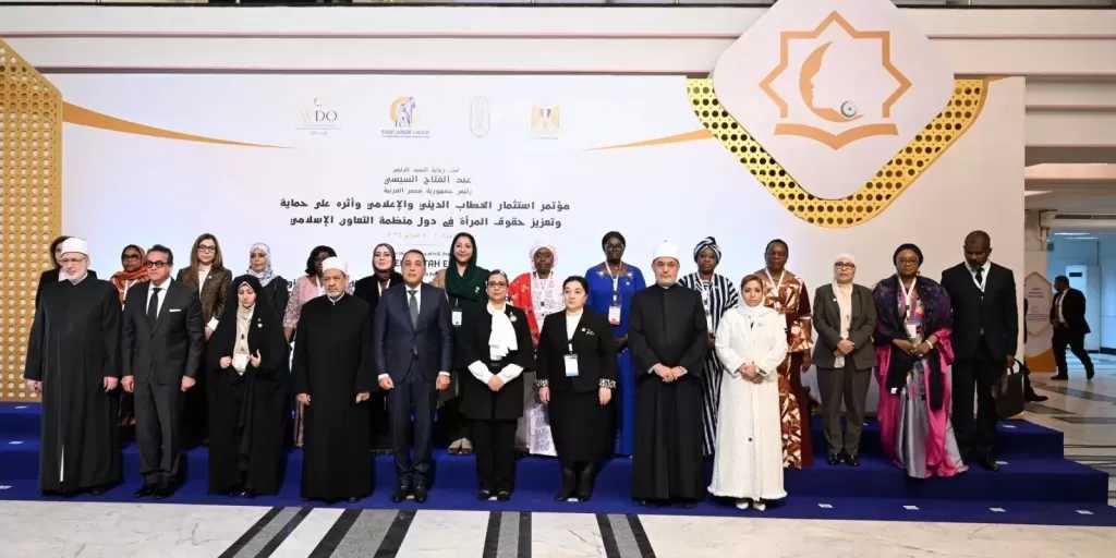 شيخ الأزهر ورئيس الوزراء يتفقدان معرضا للإصدارات العلمية والمشغولات اليدوية