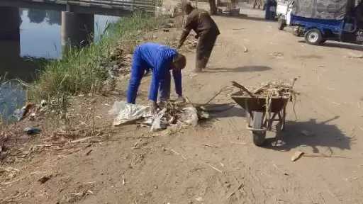 رئيس مدينة الطود بالأقصر يتابع تأهيل طريق نجع أبو الحمد.. صور