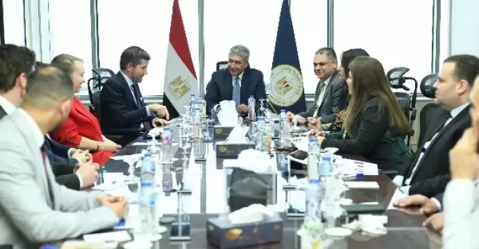 وزير السياحة والآثار يجتمع مع مدير شركة طيران دولية لبحث التعاون