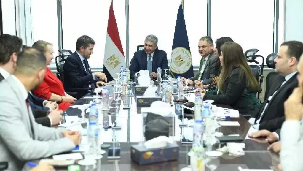 وزير السياحة والآثار يجتمع مع مدير شركة طيران دولية لبحث التعاون