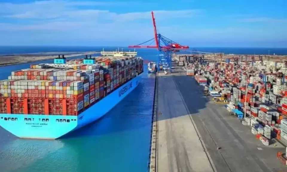 ميناء دمياط يستقبل 8 سفن ويصدر 36 ألف طن بضائع