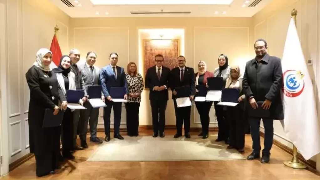 وزير الصحة يكرم الدفعة الأولى من خريجي دبلومة إدارة المستشفيات
