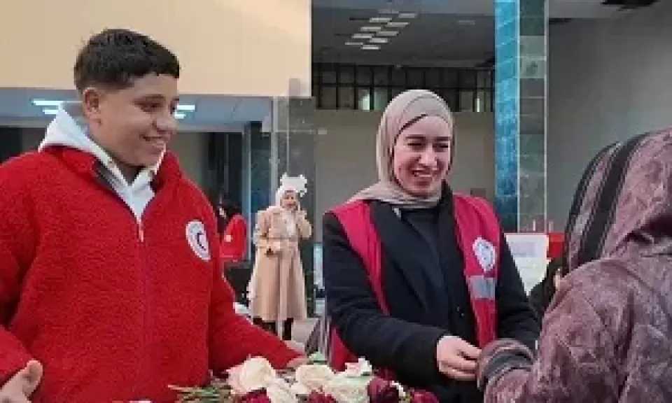 الهلال الأحمر يواصل خدماته في استقبال وتوديع الفلسطينيين.. والدفع بـ7350 طنًا من المساعدات عبر قافلة «زاد العزة» 130