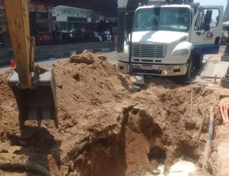 كسر خط مياه بمنطقة أصفون مركز إسنا في الأقصر