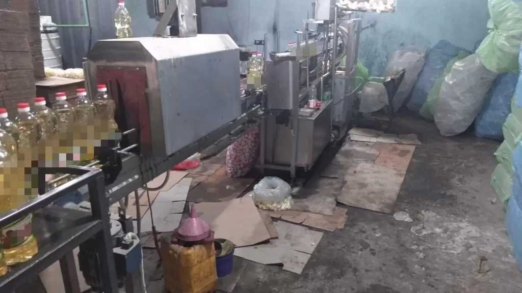 ضبط مصنع لزيوت الطعام مجهولة المصدر بأشمون والتحفظ على 6 أطنان من الخامات