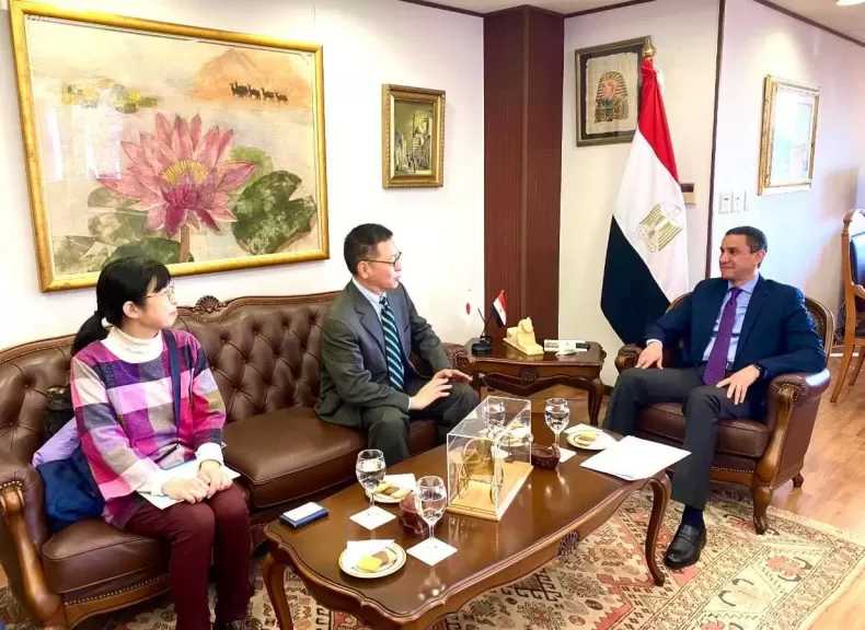 سفير مصر في اليابان يجتمع مع رئيس مؤسسة اليابان–العرب