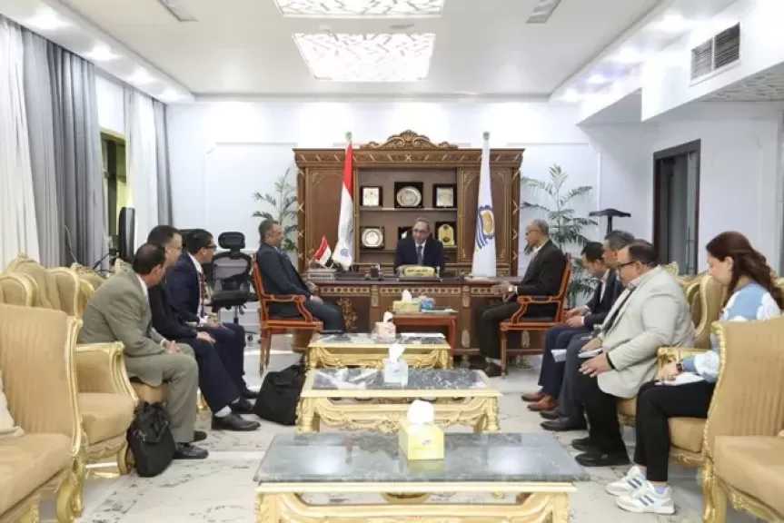 وفد من وزارة المالية يتفقد محافظة قنا