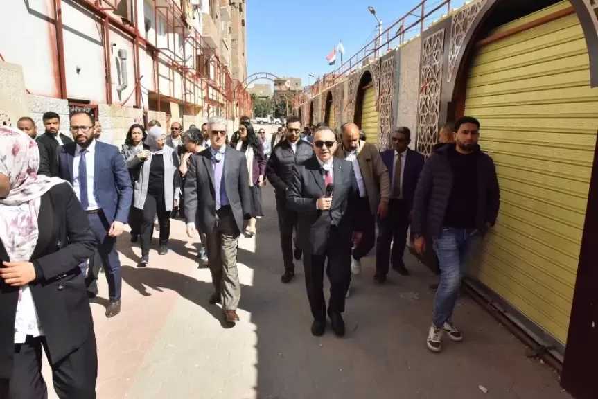 محافظ أسيوط ووفد الاتحاد الأوروبي يتفقدون مركز خان الخليلي للحرف التراثية بمركز الفتح