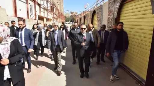 محافظ أسيوط ووفد الاتحاد الأوروبي يتفقدون مركز خان الخليلي للحرف التراثية بمركز الفتح