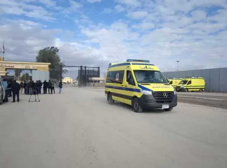 نقل 8 مصابين فلسطينيين إلى مستشفيات مصرية لتلقي العلاج