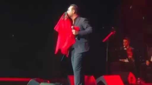 وائل جسار يقبل العلم المغربي ويوجه رسالة مؤثرة