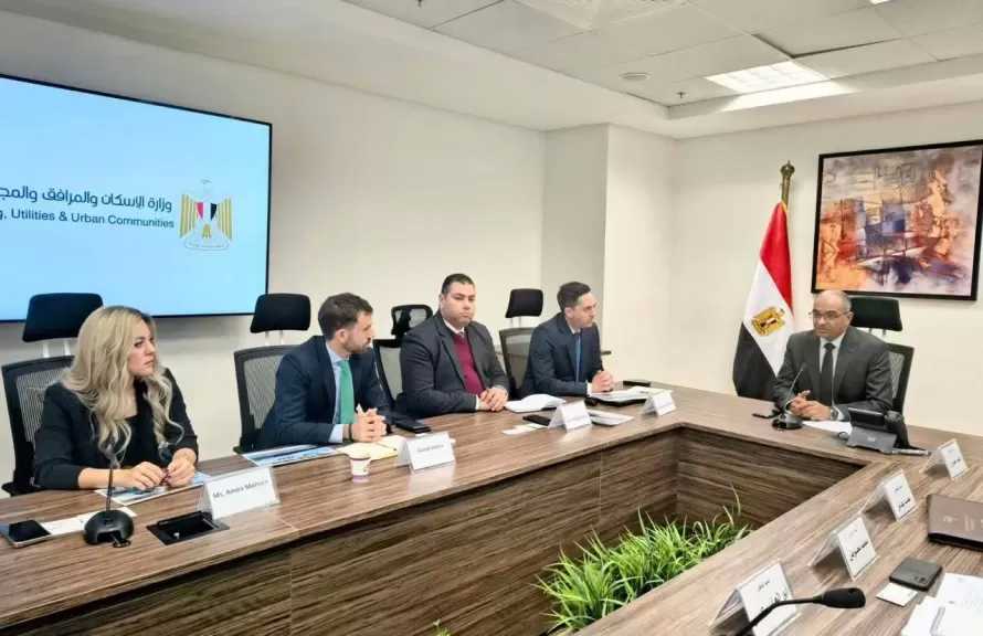 نائب وزير الإسكان يبحث مع تحالف شركتي ”ايميا باور” الإماراتية و”كوكس واتر” الإسبانية فرص التعاون