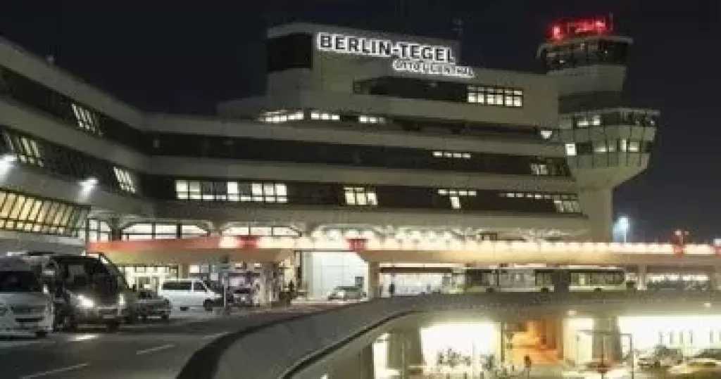 مطار برلين يعلق جميع الرحلات بسبب الجليد