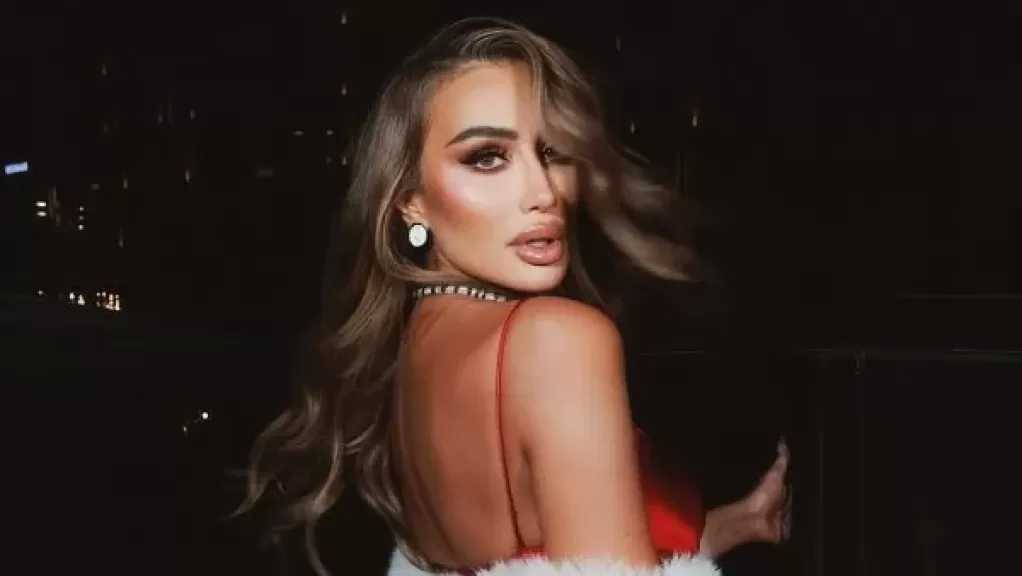 مايا دياب تخطف الأنظار بإطلالة جريئة باللون الأحمر