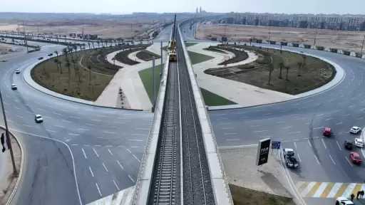 تشطيب المحطات وتركيب القضبان بالمرحلة الثالثة من القطار الكهربائي الخفيف LRT.. صور