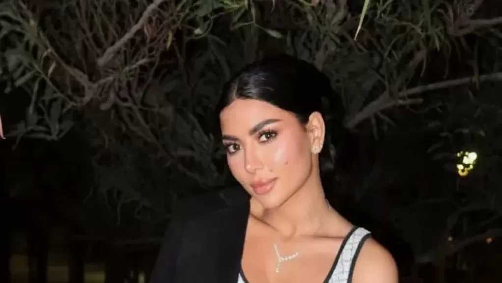 كارولين عزمي تلفت الأنظار في إطلالة جريئة | صور