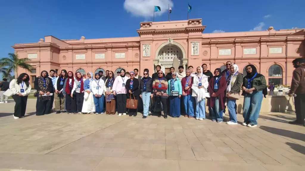 الفرع الدولي لجامعة القاهرة يطلق أولى فعاليات برنامج «اعرف بلدك»| صور