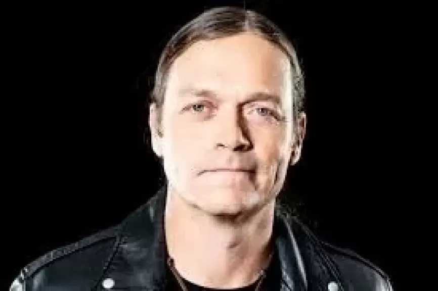 وفاة المغني الرئيسي لفرقة «ثري دورز داون» براد أرنولد عن 47 عاما