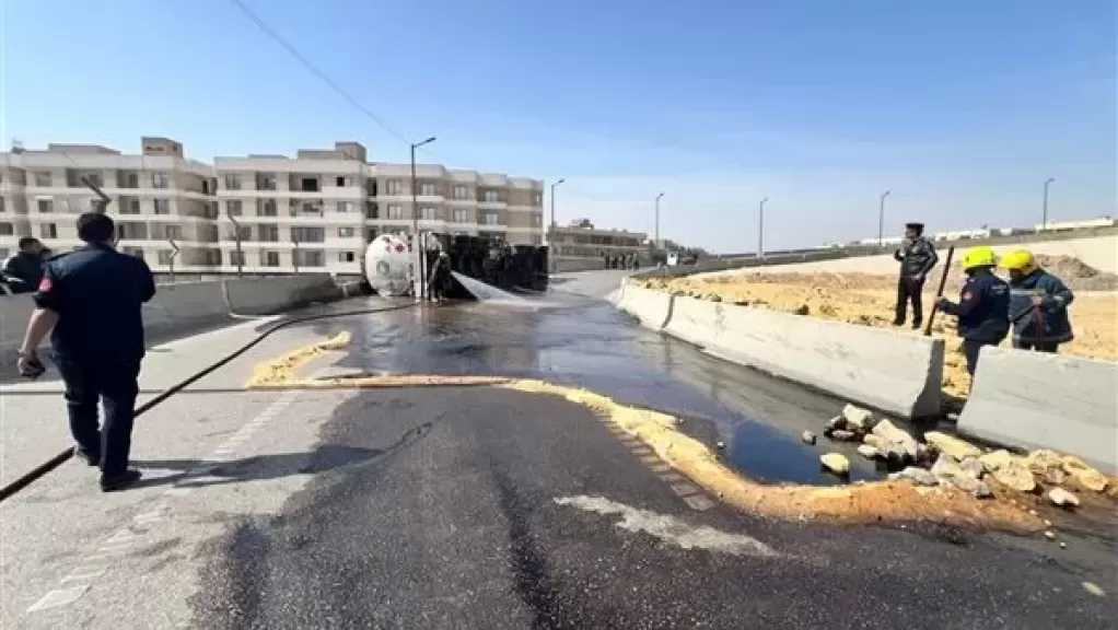 انقلاب سيارة نقل مواد بترولية أعلى محور حسب الله الكفراوي