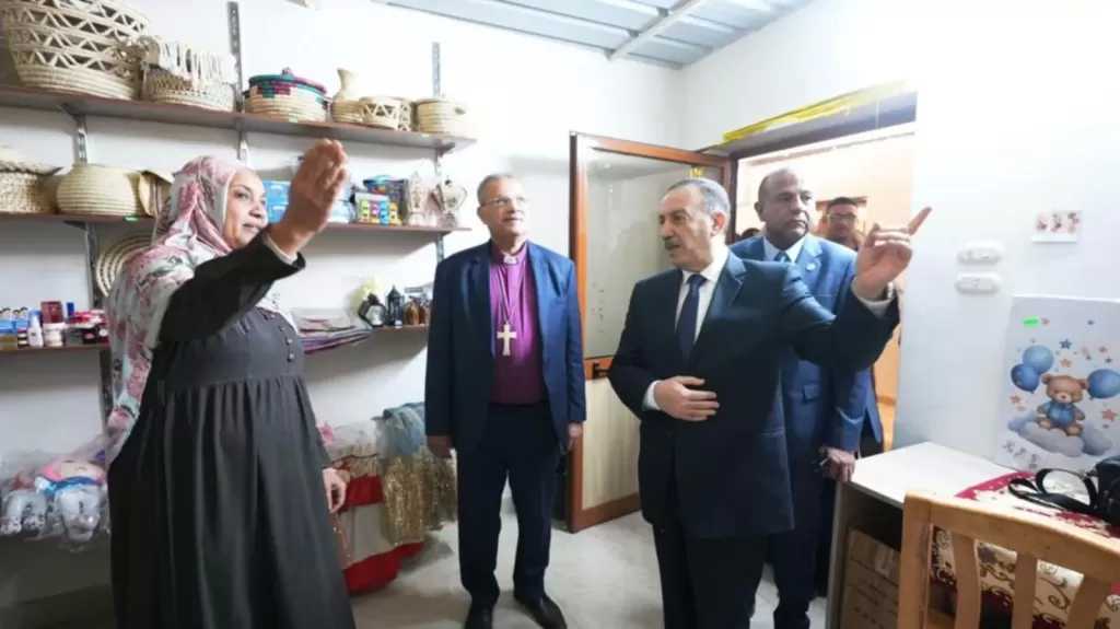 محافظ أسيوط ورئيس الطائفة الإنجيلية يتفقدان بازار كيان.. ويؤكدان: نموذج رائد لدعم الشباب