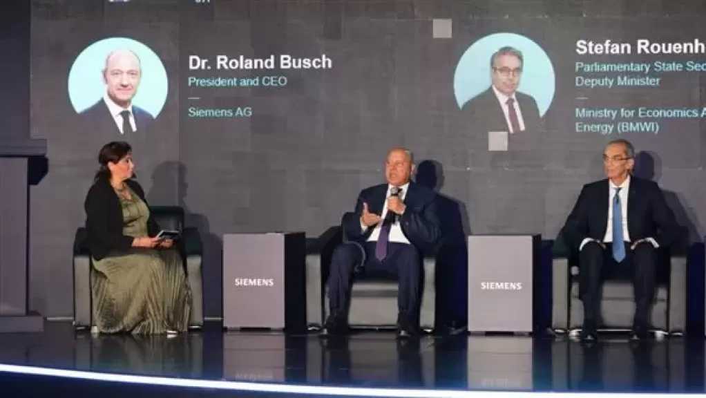 كامل الوزير يستعرض مشاريع النقل الرقمي ومستقبل الصناعة