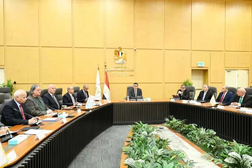 وزير الإسكان يترأس اجتماع لجنة السياسات للشركة القابضة لمياه الشرب والصرف الصحي