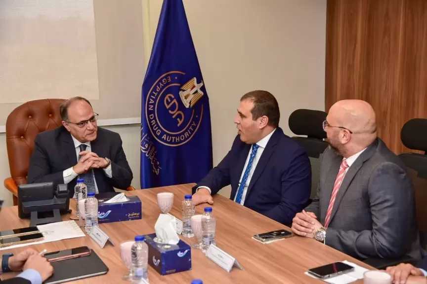 رئيس هيئة الدواء يبحث مع ممثلي شركة الحكمة توسيع الاستثمارات وتعزيز التصنيع المحلي