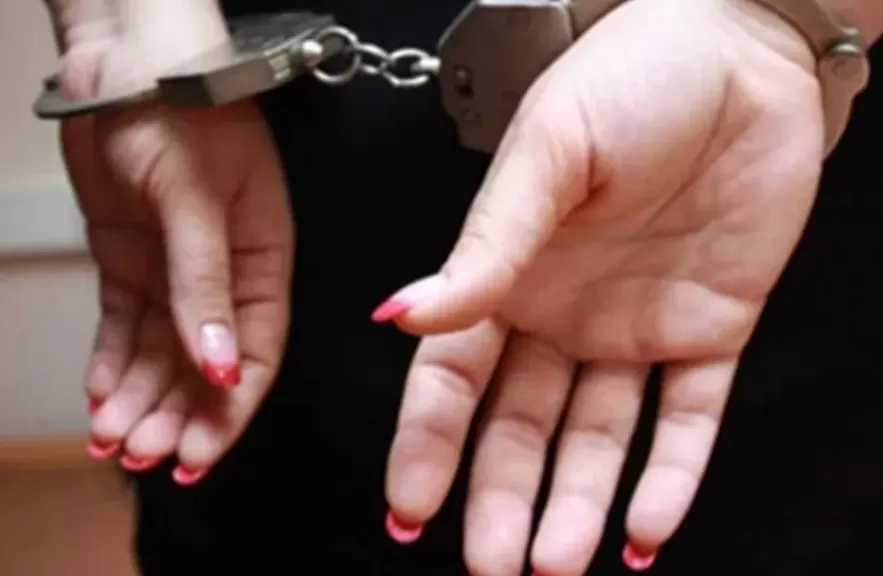 القبض على سيدة لاتهامها بتعذيب طفلتها في كفر الشيخ