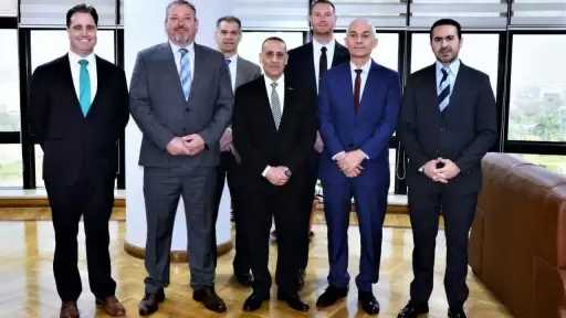 وزير الطيران المدني يلتقي وفد إدارة الطيران الفيدرالي الأمريكية (FAA)