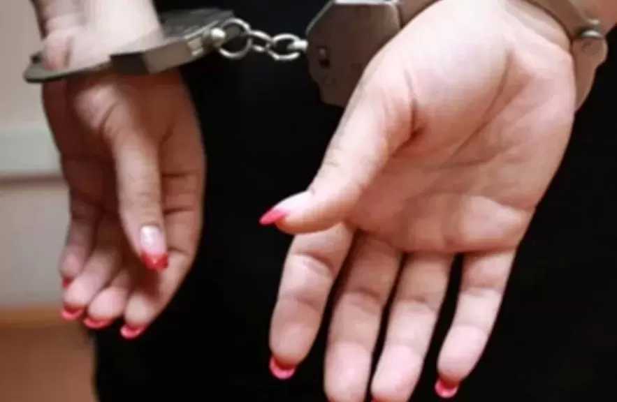القبض على سيدة سرقت هاتف طالبة بأسلوب المغافلة في بني سويف