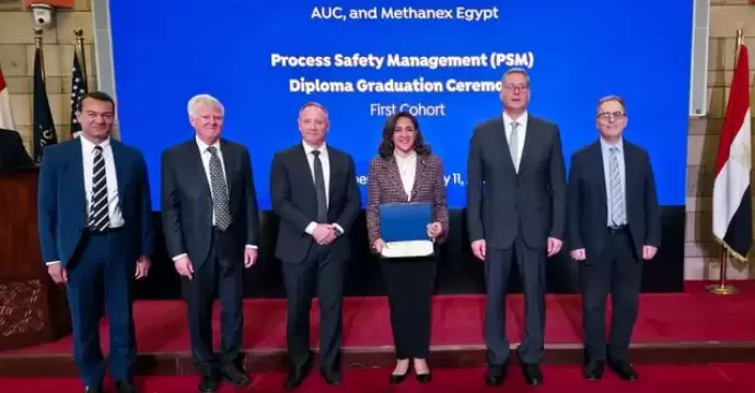 وزير البترول يشهد تخرج أول دفعة من دبلومة سلامة العمليات بقطاع البترول بالجامعة الأمريكية