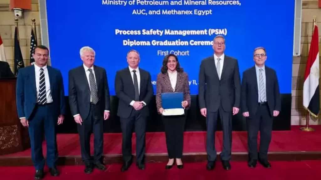 وزير البترول يشهد تخرج أول دفعة من دبلومة سلامة العمليات بقطاع البترول بالجامعة الأمريكية