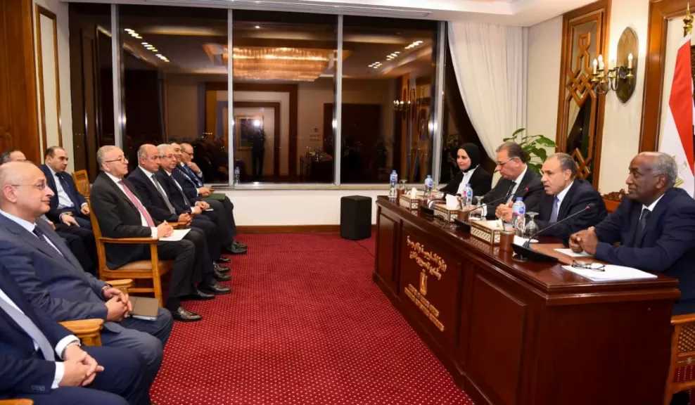 وزير الخارجية يجتمع بقيادات الوزارة ويؤكد أهمية مواصلة تطوير الأداء المؤسسي