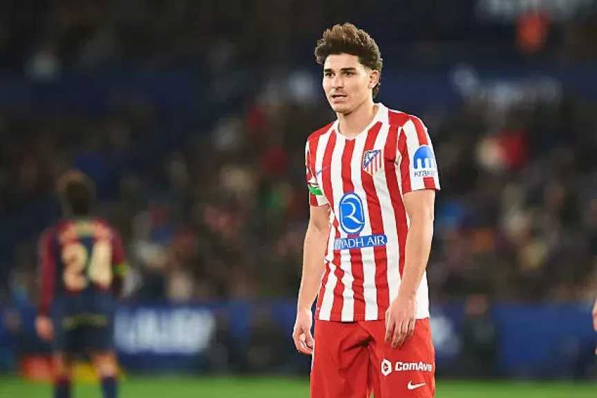 أتلتيكو مدريد يحسم موقفه من اهتمام برشلونة بضم جوليان ألفاريز