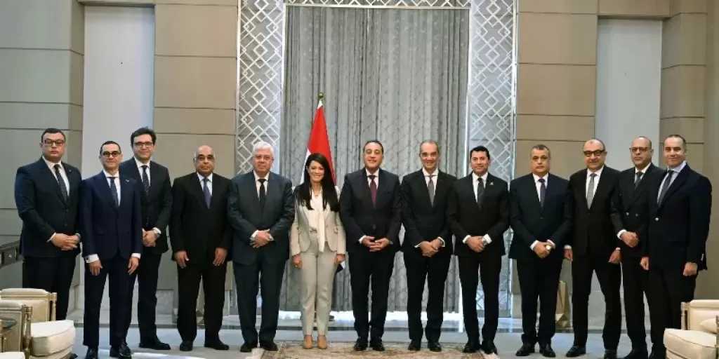 رئيس الوزراء يُكرّم الوزراء السابقين.. ويؤكد: نستكمل ما بناه السابقون.. وهدفنا جميعًا خدمة المواطن