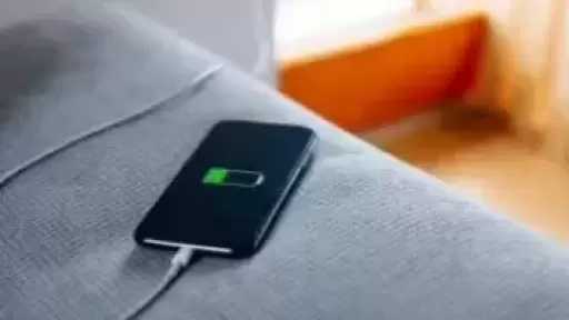 خبراء يحذرون من مخاطر شحن الموبايل داخل المنزل بطريقة خاطئة