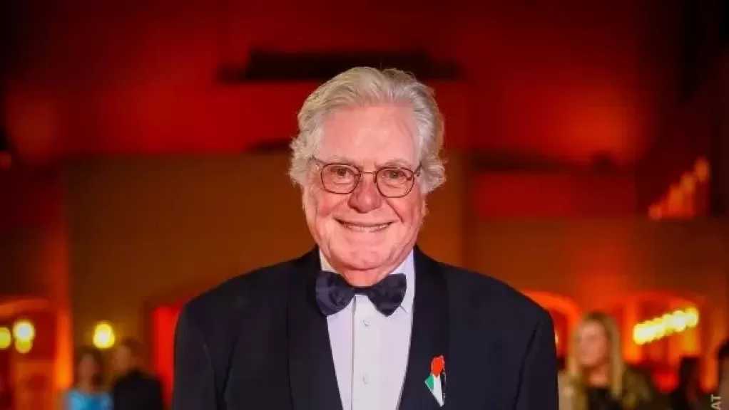 حليتها كلها.. حسين فهمي: مفيش مشاكل مع زوجاتي السابقات