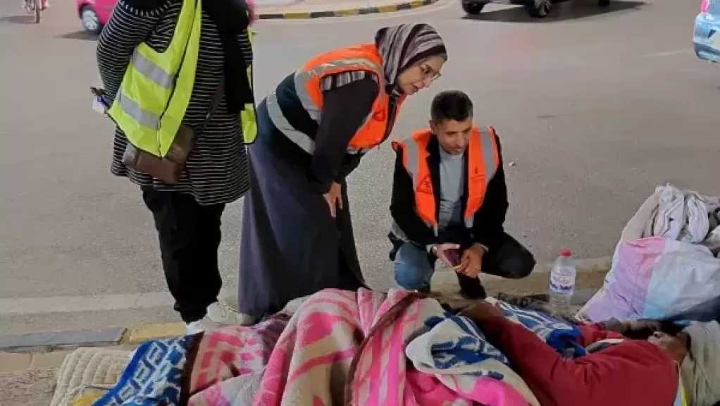 فرق التضامن تواصل متابعة البلاغات وتنقل مسنة من الشارع الى دار مسنين