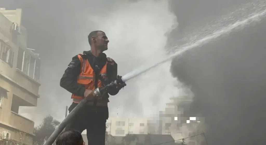 لأكثر من 20 ساعة.. محاولة للسيطرة على حريق يتجدد في مبنى غربي غزة