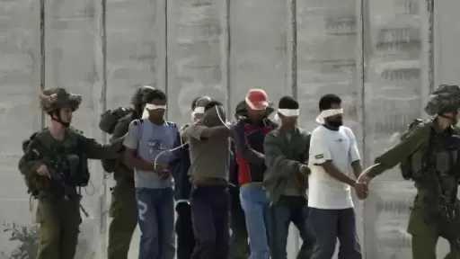 حماس عن التنكيل الإسرائيلي بأسرى سجن عوفر: جريمة حرب جديدة