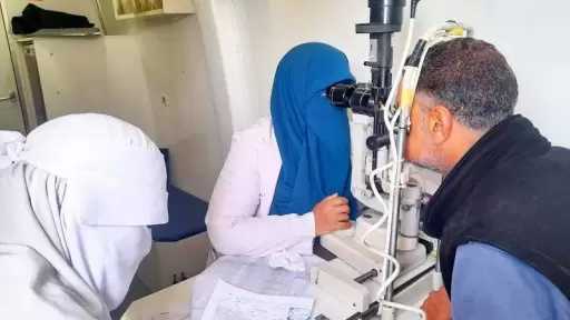 توقيع الكشف الطبي على 1326 مريضًا بقافلة «حياة كريمة» بالشرقية.. صور