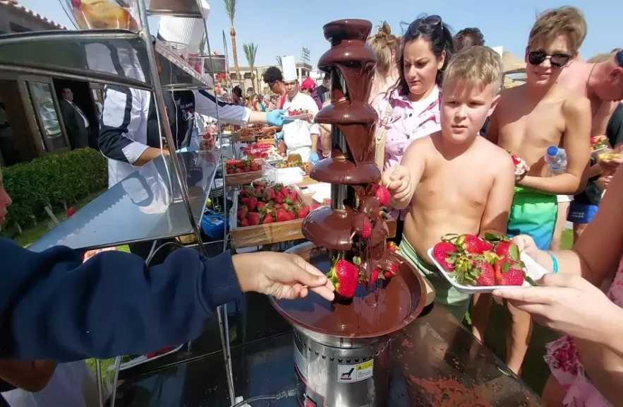 فنادق الغردقة السياحية تحتفل بـ«الفلانتاين» بمهرجان الفراولة