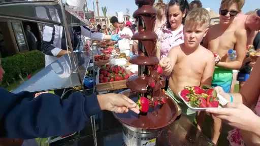 فنادق الغردقة السياحية تحتفل بـ«الفلانتاين» بمهرجان الفراولة