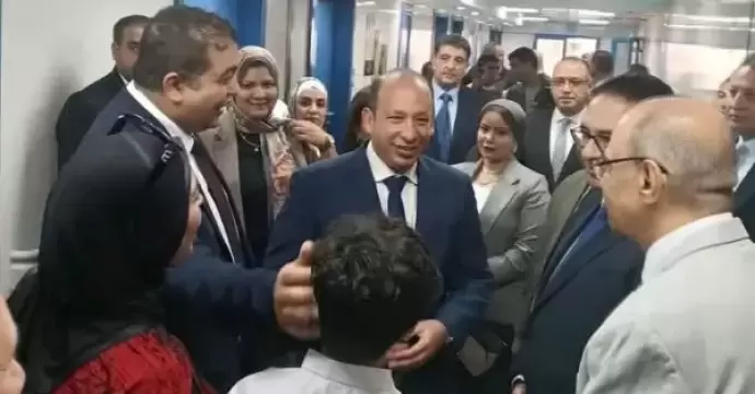 قيادات جامعة القاهرة تودع طفلا استمر علاجه 4 شهور بمستشفى أبو الريش