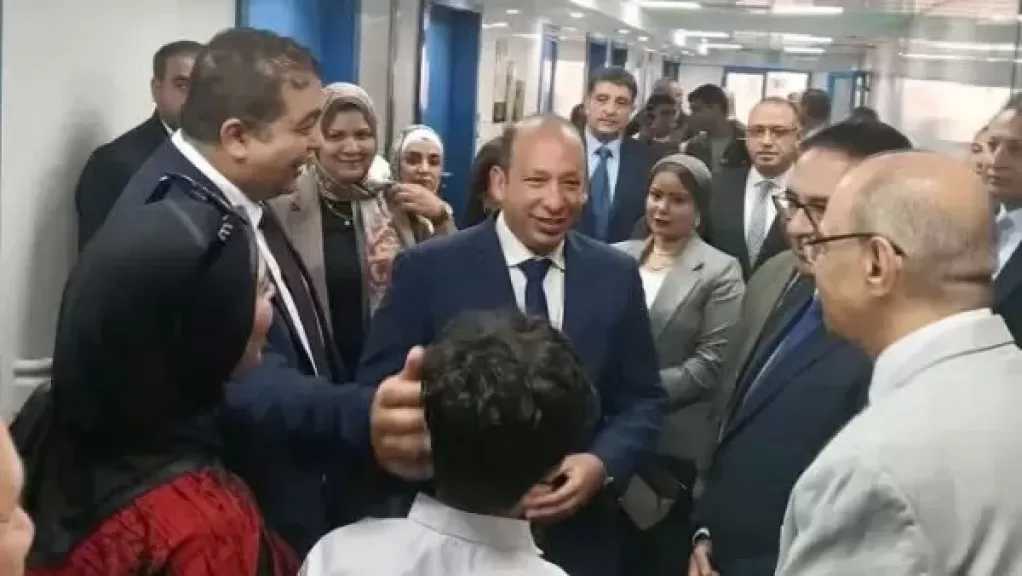 قيادات جامعة القاهرة تودع طفلا استمر علاجه 4 شهور بمستشفى أبو الريش