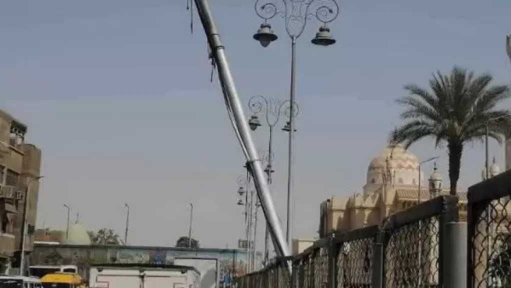 استجابة للأهالي.. إصلاح عمود إنارة مائلًا بمحيط مسجد عبدالرحيم القنائى