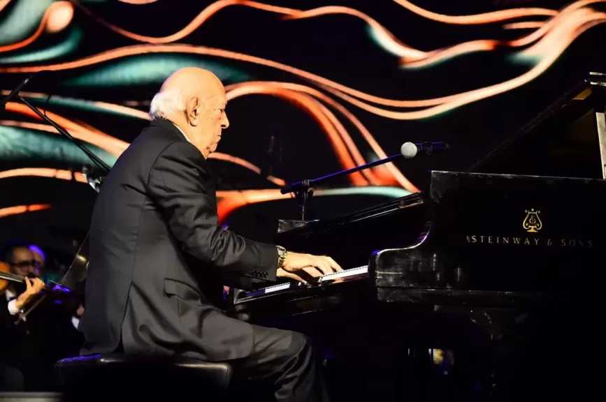 عمر خيرت يشعل أجواء عيد الحب في الأوبرا بحضور كامل العدد